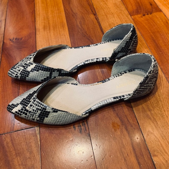Snakeskin flats - NEW never worn - sz: 8 - Picture 2 of 2